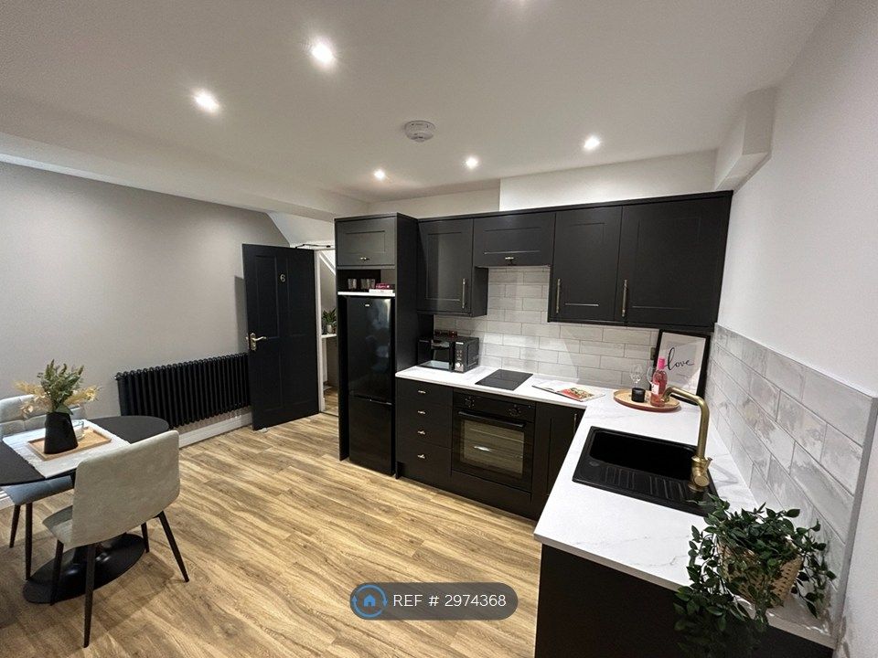 Property photo 3 of 9 Example Studio