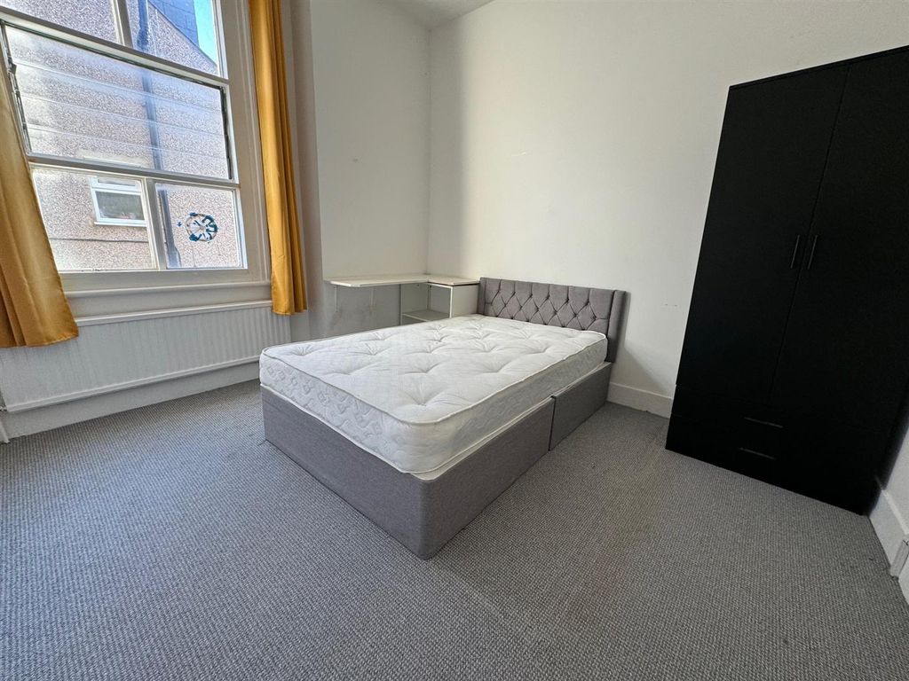 Property photo 1 of 8 Bed 1.Jpg