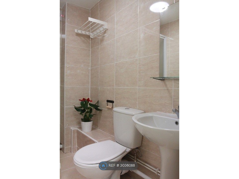 Property photo 2 of 9 Room6 Ensuite Bathroom
