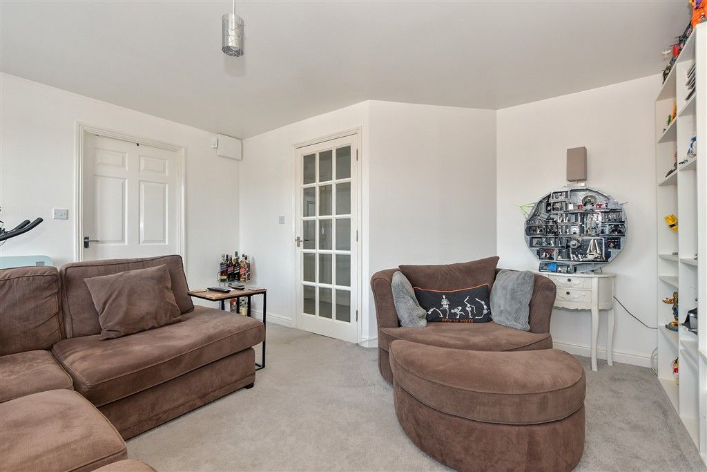 Property photo 3 of 12 Lounge