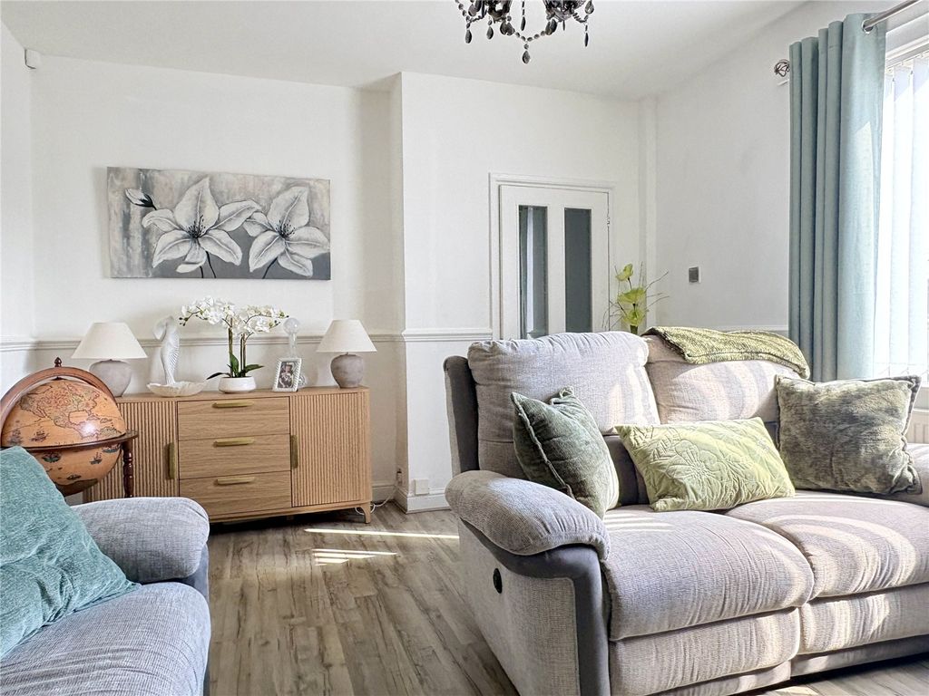 Property photo 3 of 18 Lounge