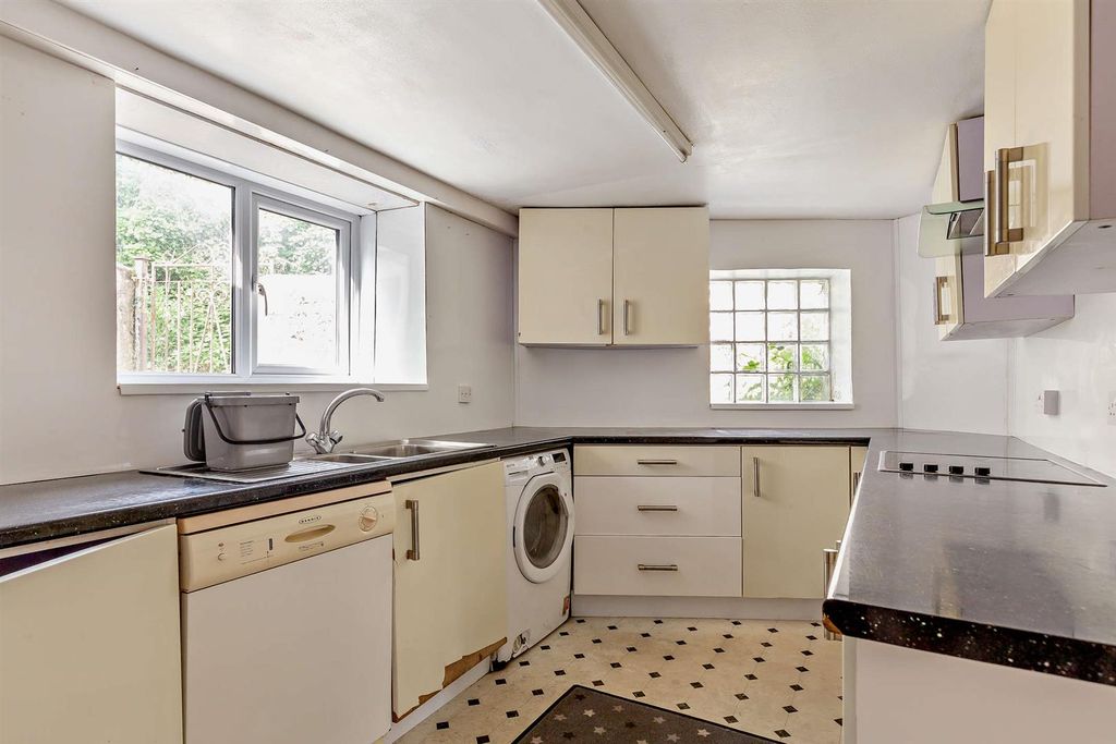 Property photo 3 of 14 8653376-Interior05-800.Jpg