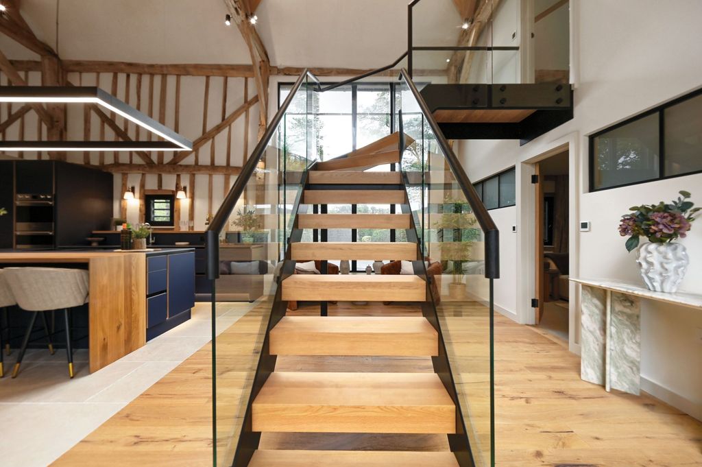 Property photo 2 of 31 Bedroom 1 Staircase