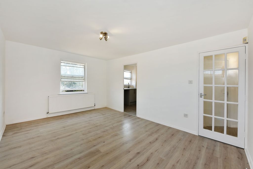 Property photo 2 of 8 66 Edmestone Close (3)
