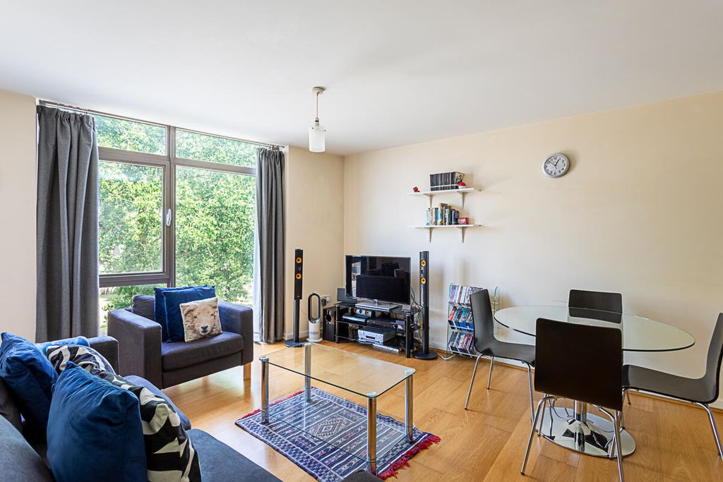 Property photo 1 of 13 Gif- Flat 22 Sailacre House, Woolwich Road Se10 0J