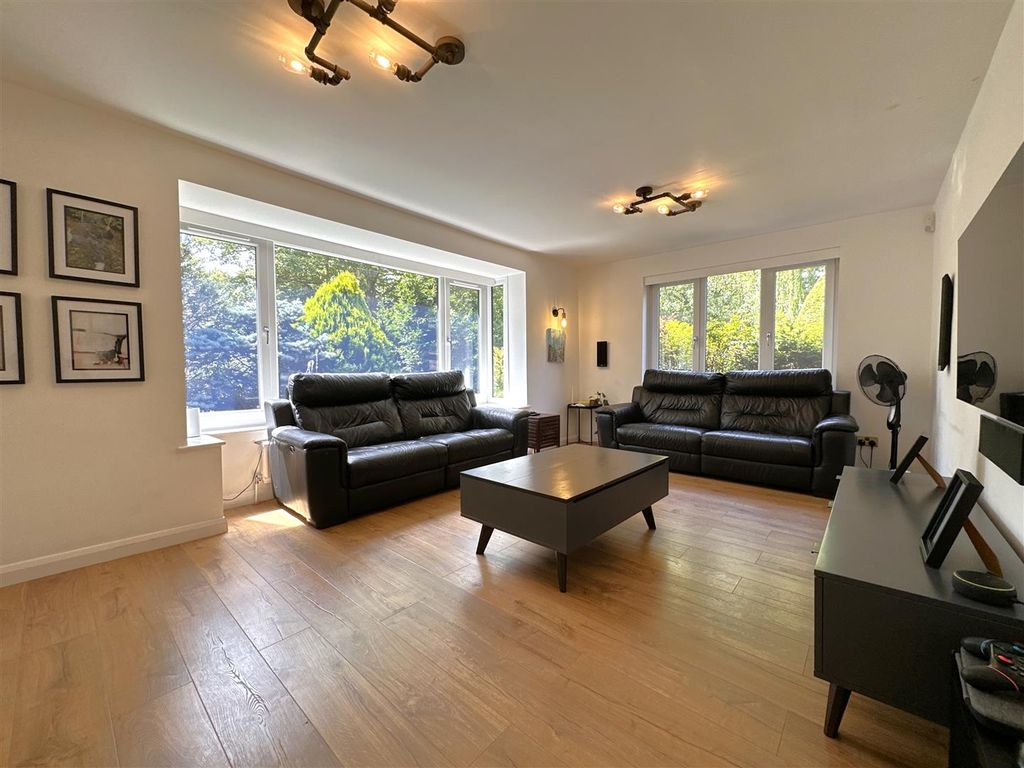 Property photo 2 of 31 Bay-Fronted Living Room 586