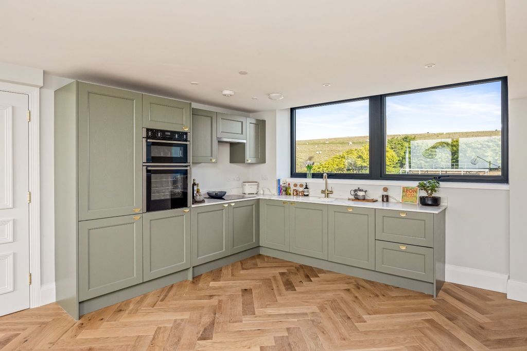 Property photo 2 of 18 5118163