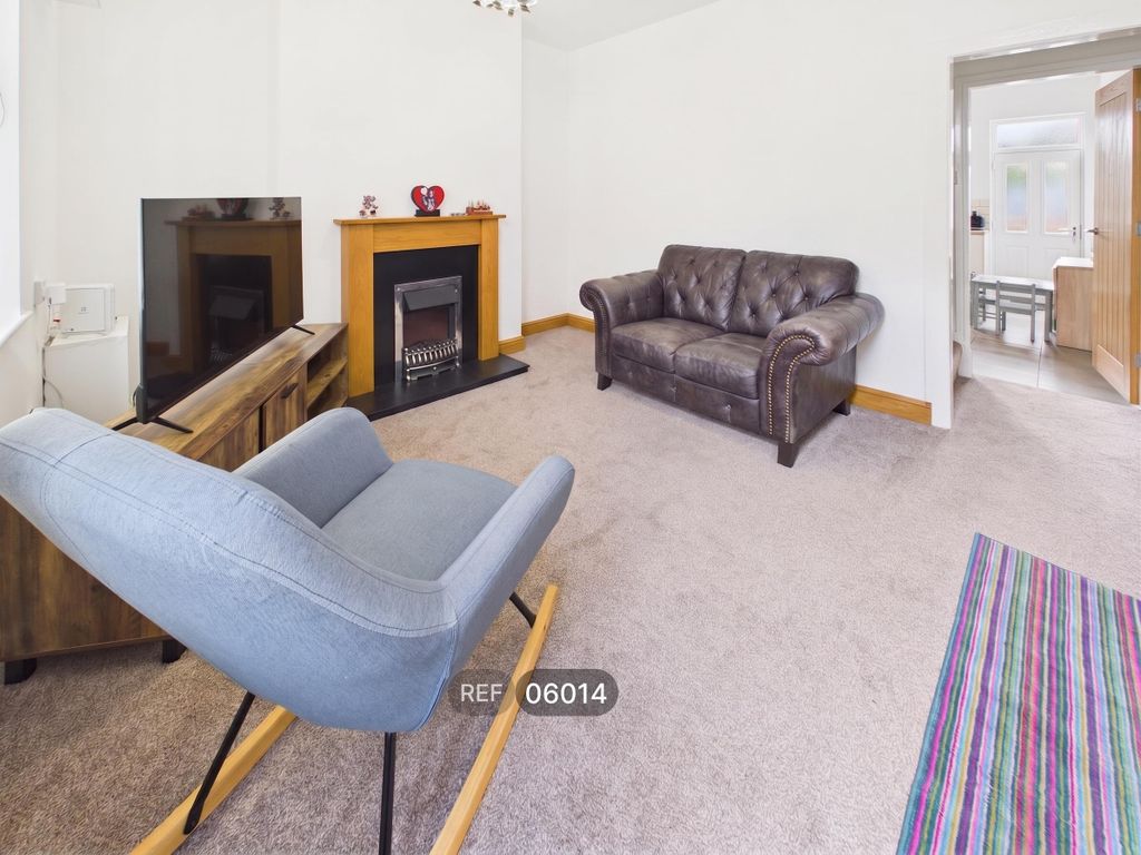Property photo 3 of 11 Living Room