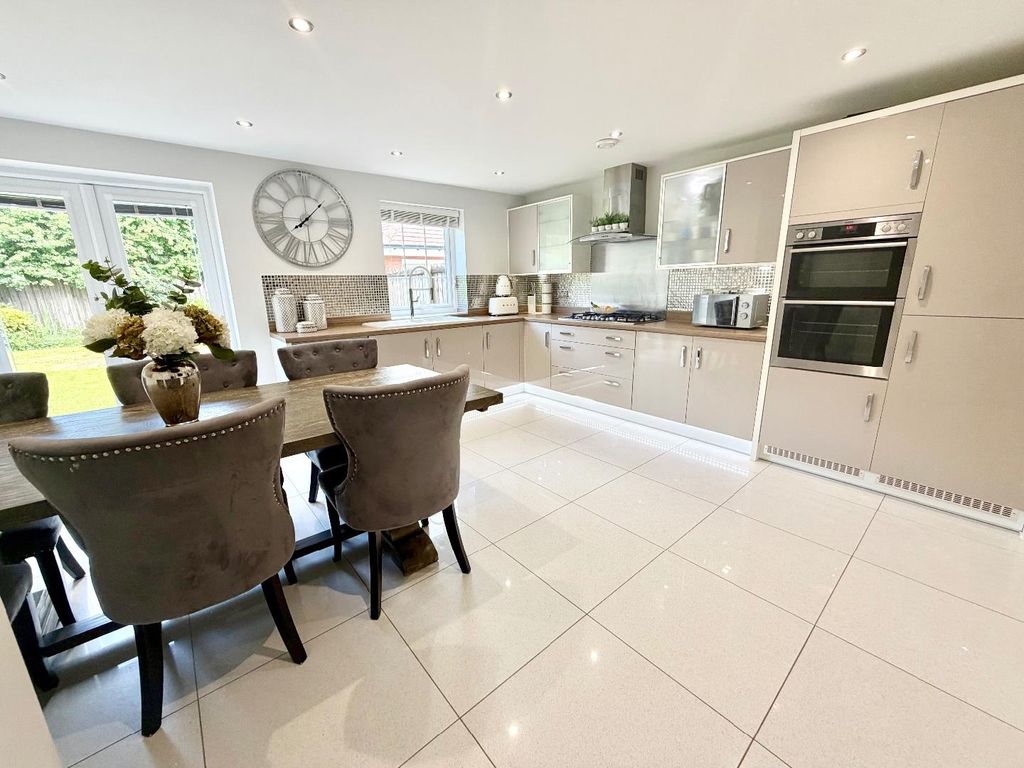 Property photo 3 of 19 Kitchen