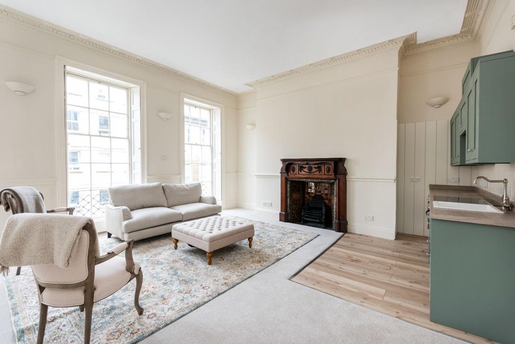 Property photo 1 of 12 First Floor Flat, 3 Bedford Street, Bath BA1 6Ad-1