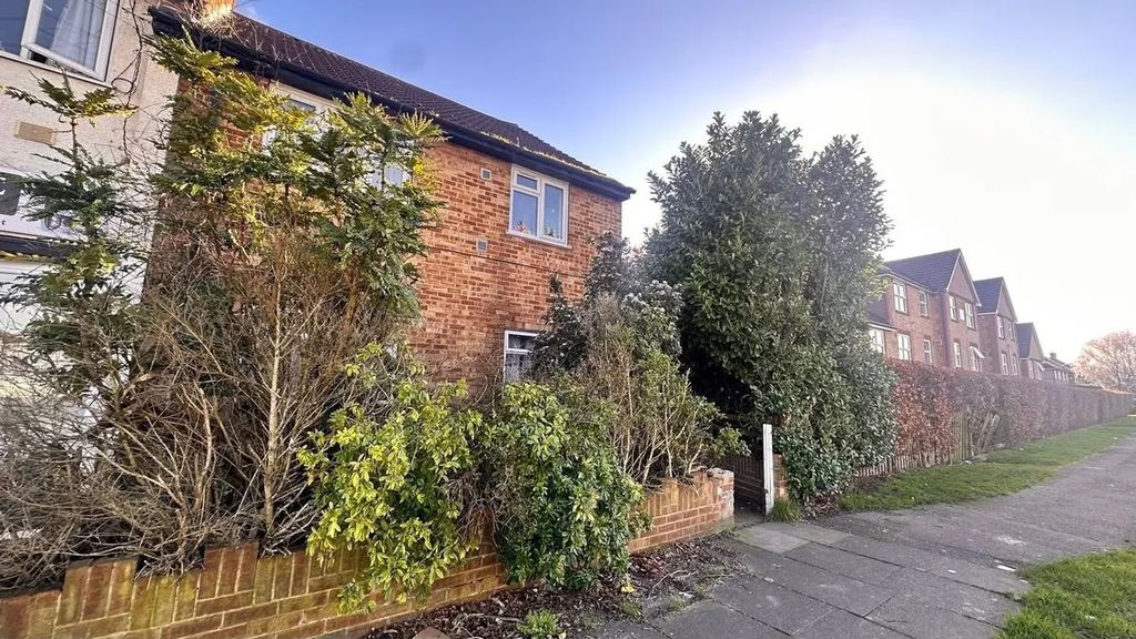 Property photo 1 of 9 2 Bed Flat To Rent Staines Road, Feltham Tw14