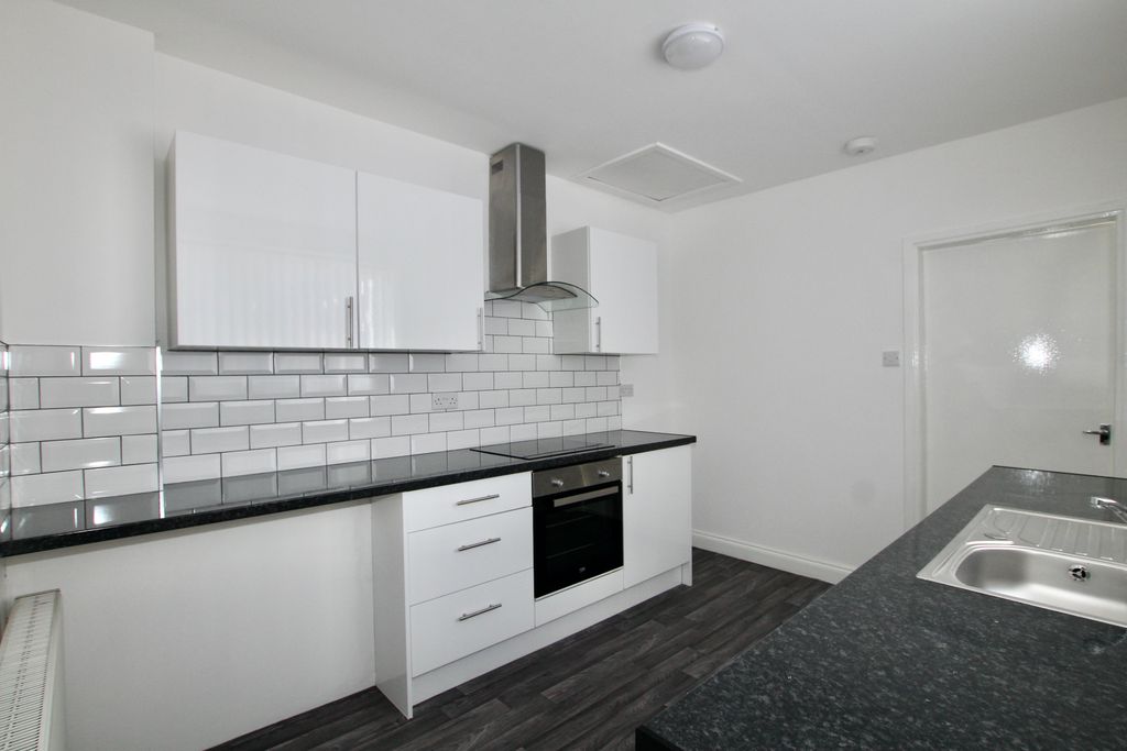 Property photo 3 of 19 Kitchen