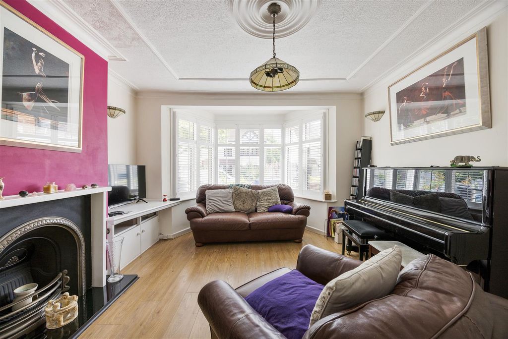 Property photo 2 of 35 Forest View Road, E17