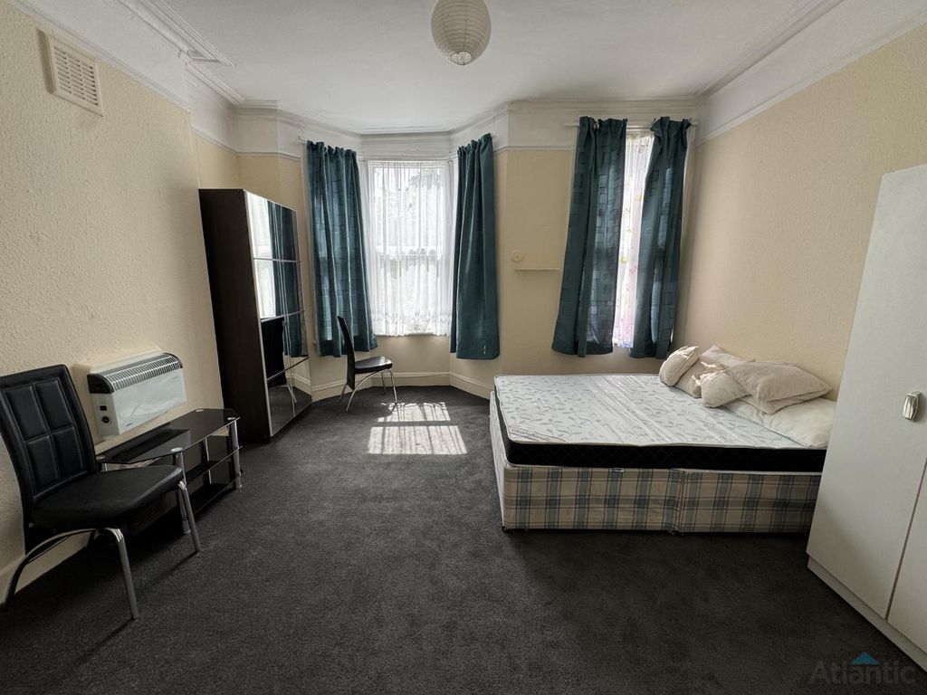 Property photo 1 of 6 1 Bedroom 1st Floor Flat