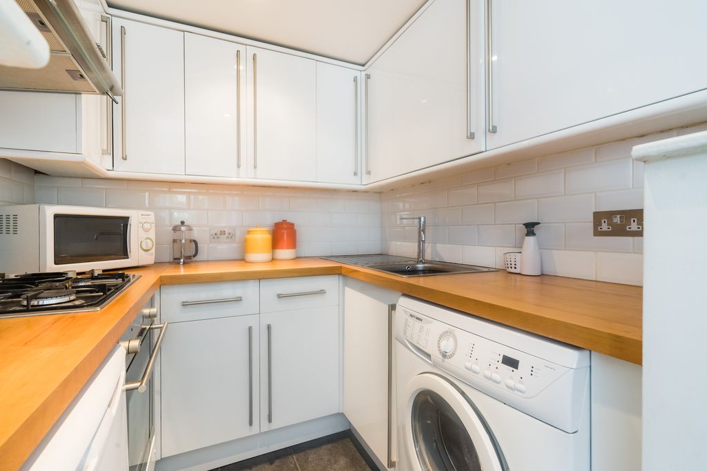 Property photo 3 of 10 Kitchen