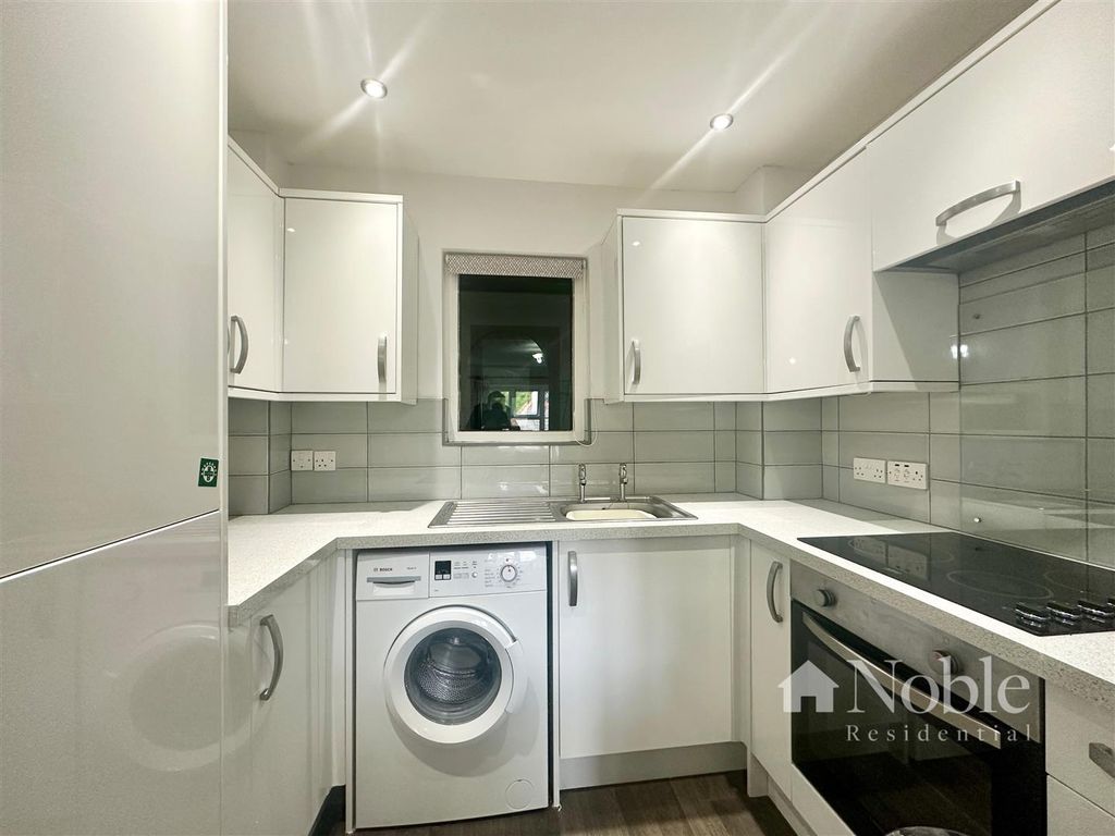 Property photo 3 of 10 Kitchen