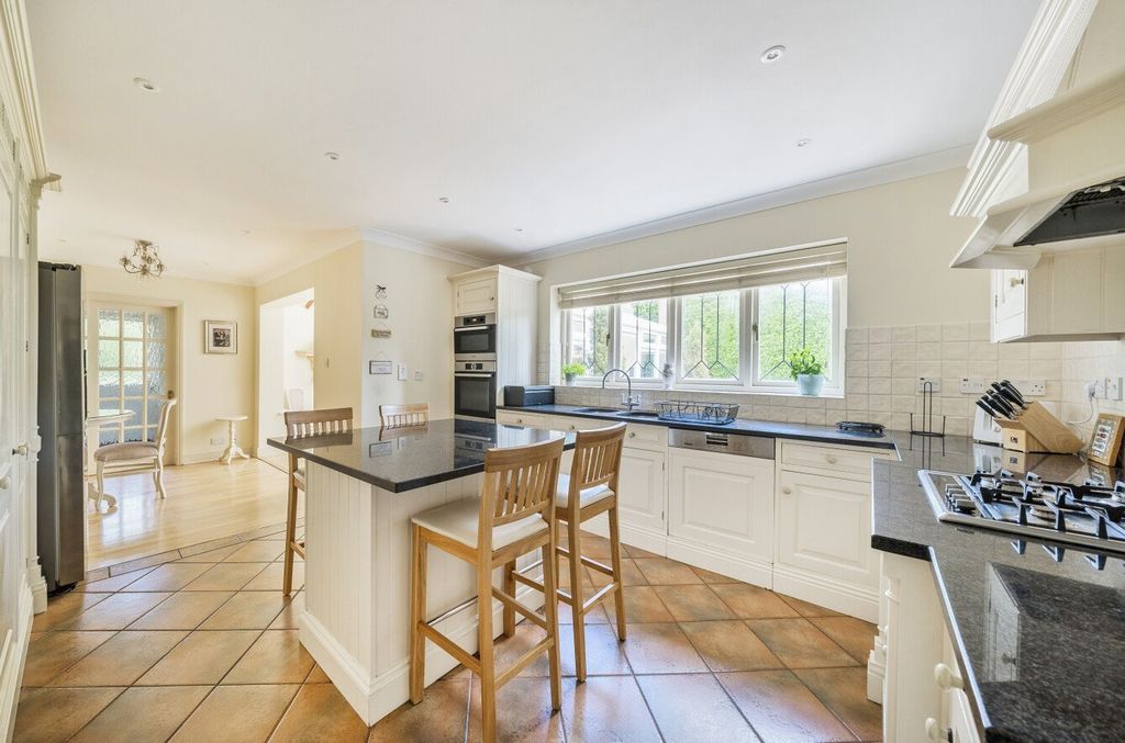 Property photo 3 of 17 Kitchen