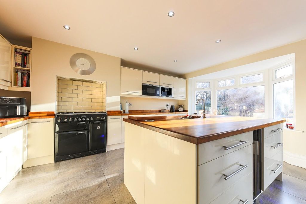 Property photo 3 of 21 Kitchen