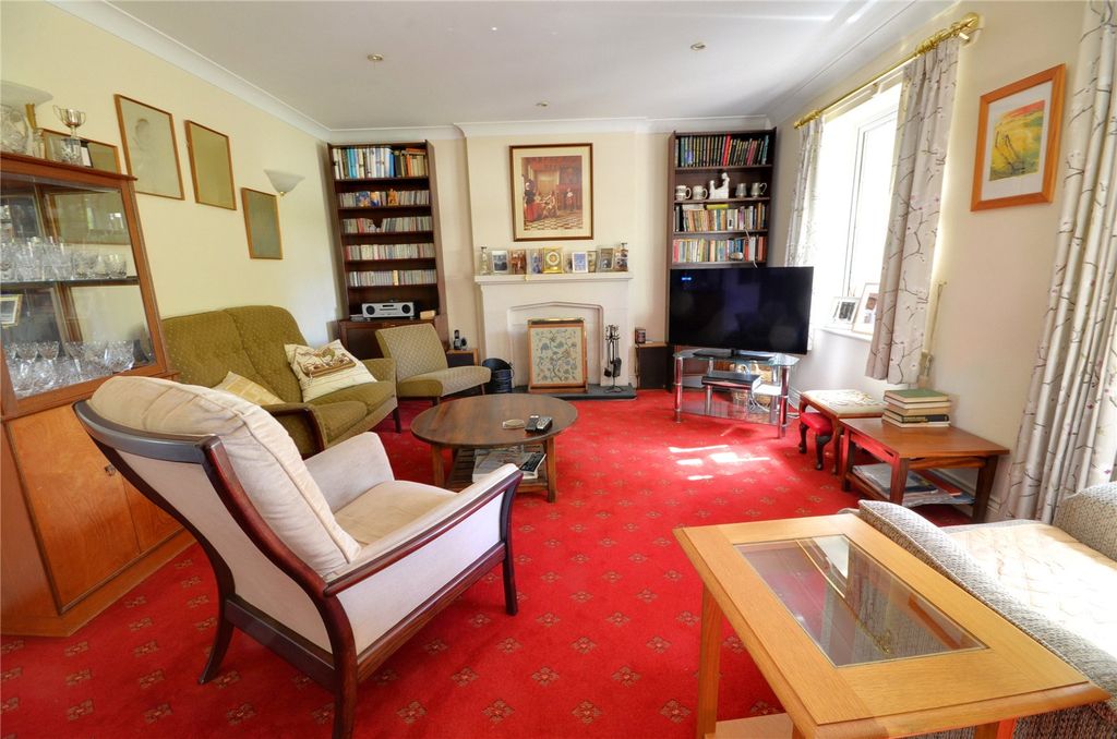 Property photo 3 of 31 Lounge