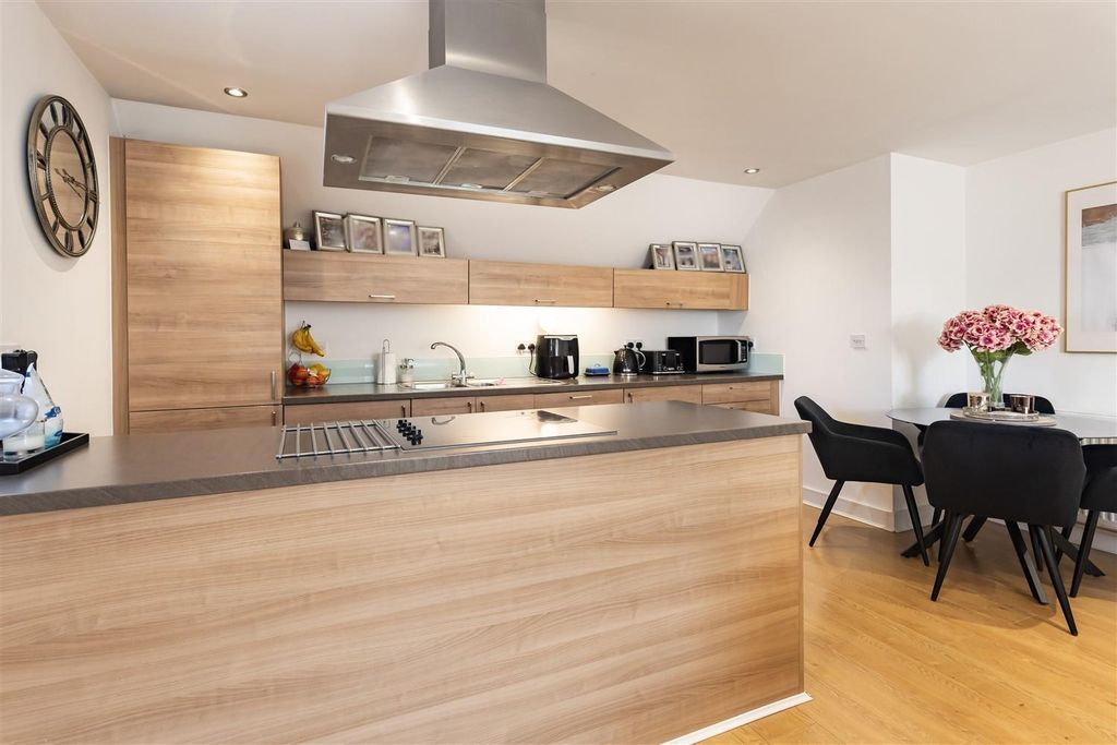 Property photo 3 of 18 10 Foxburrows (11).Jpg