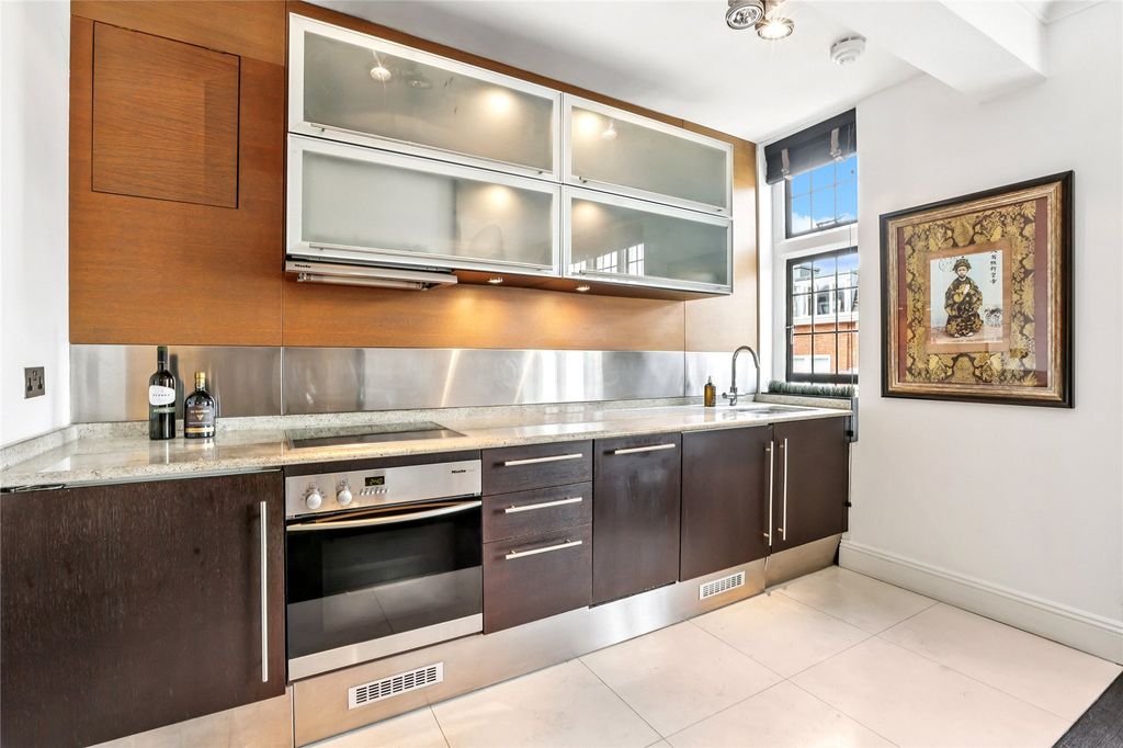 Property photo 3 of 10 Kitchen