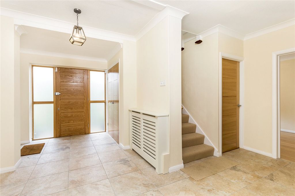 Property photo 2 of 14 Entrance Hall