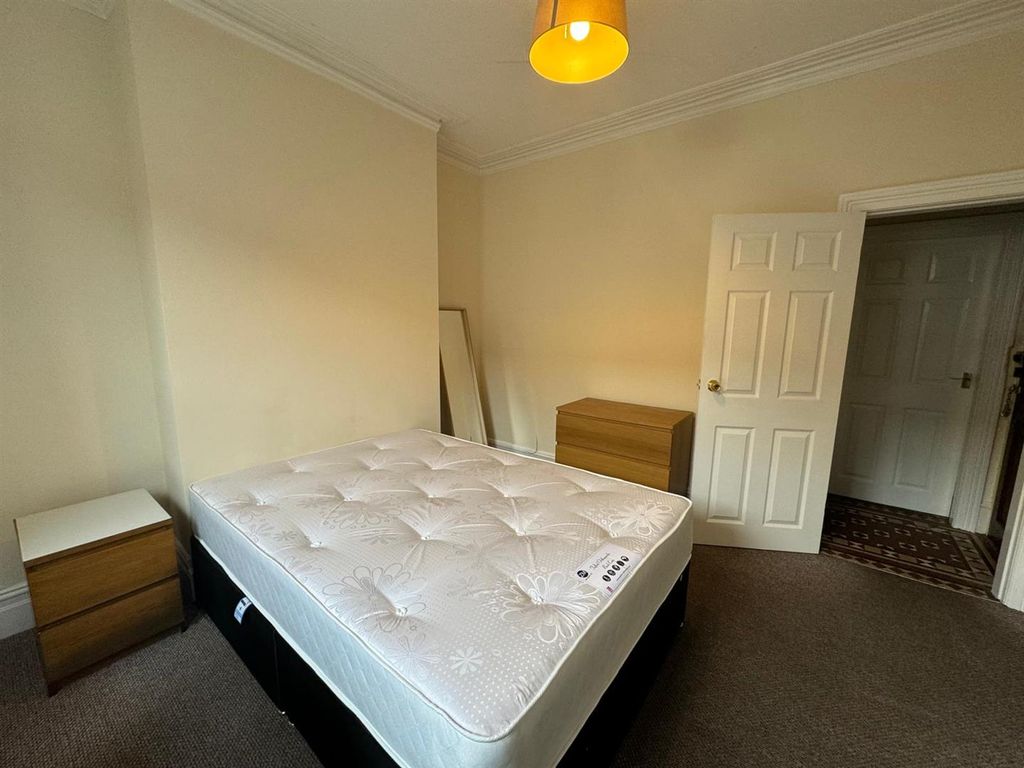 Property photo 3 of 21 Bed 1