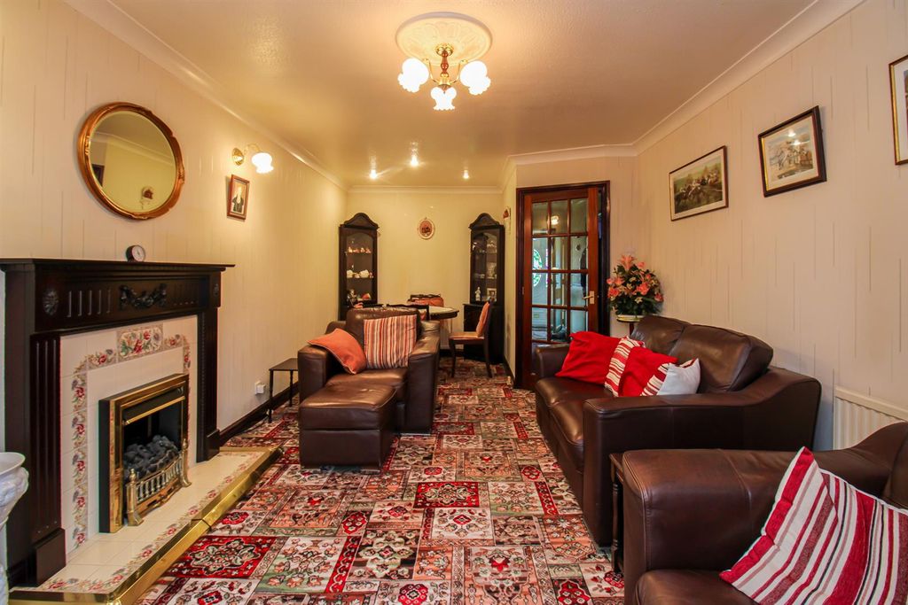 Property photo 3 of 10 Lounge/Dining Room