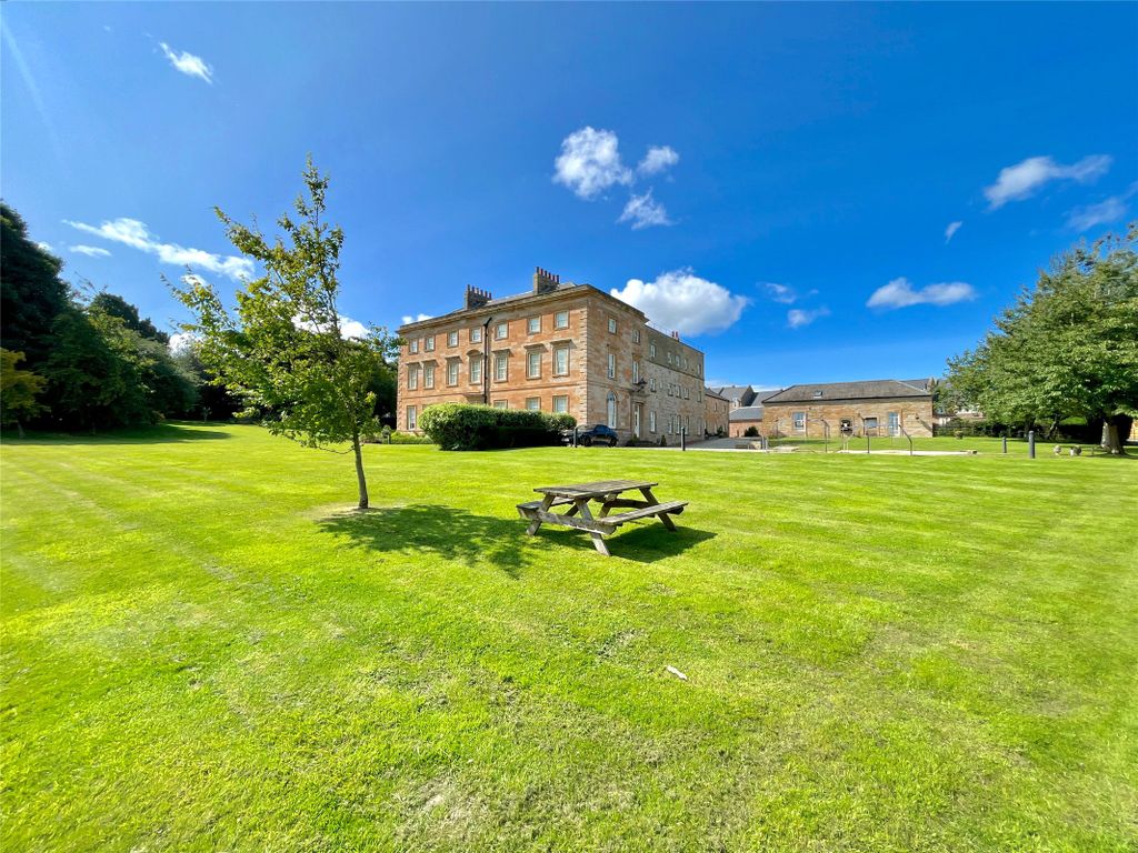Property photo 1 of 12 Communal Gardens