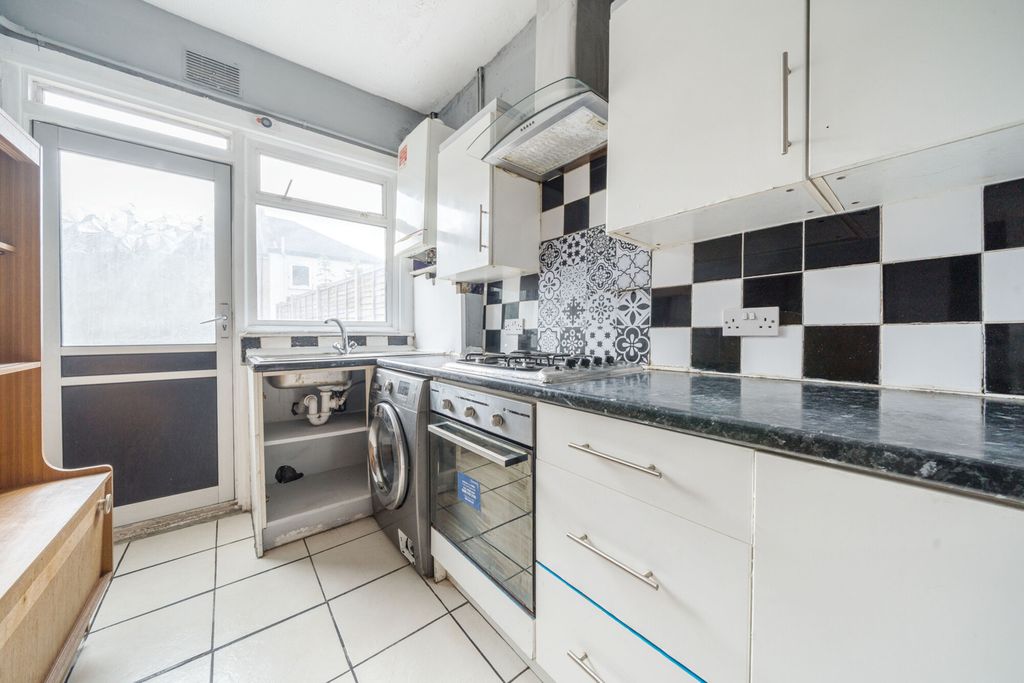 Property photo 3 of 19 Kitchen