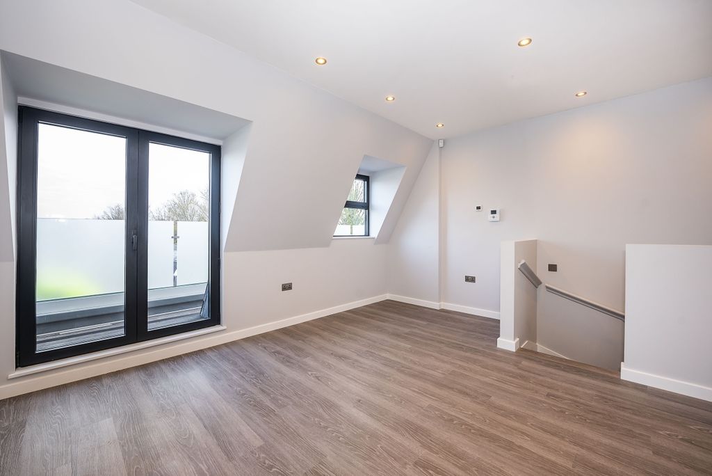 Property photo 2 of 8 Garratt-Lane-0007