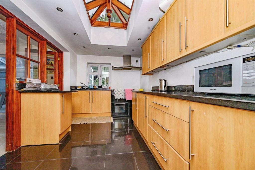 Additional image 5 of 6 bed detached house for saleRingwood Road, Luton LU2