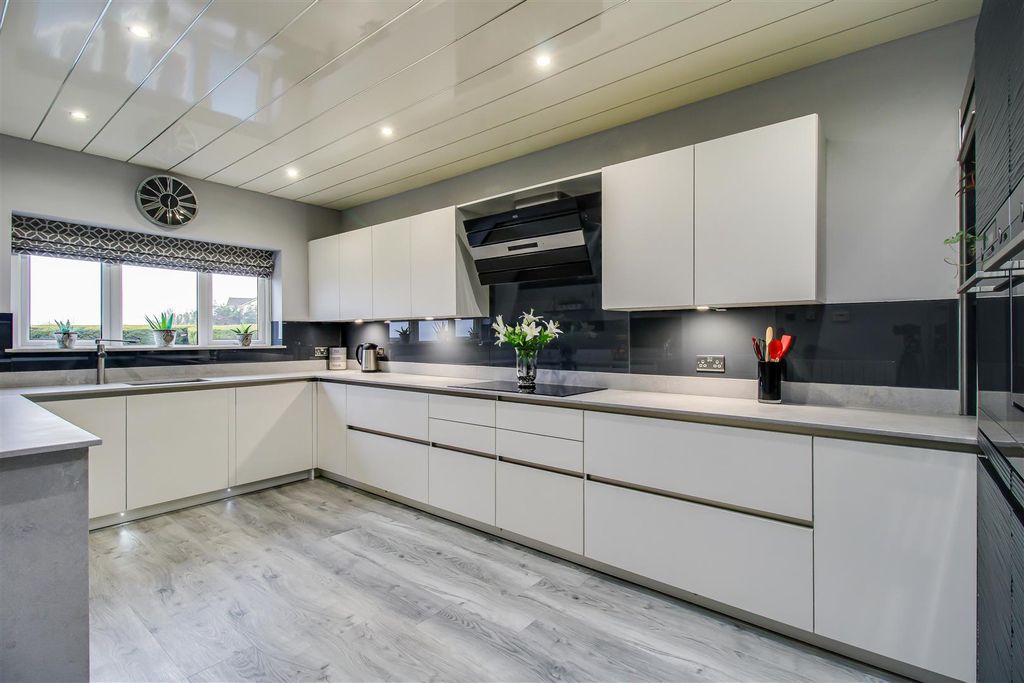 Property photo 3 of 27 Dining Kitchen