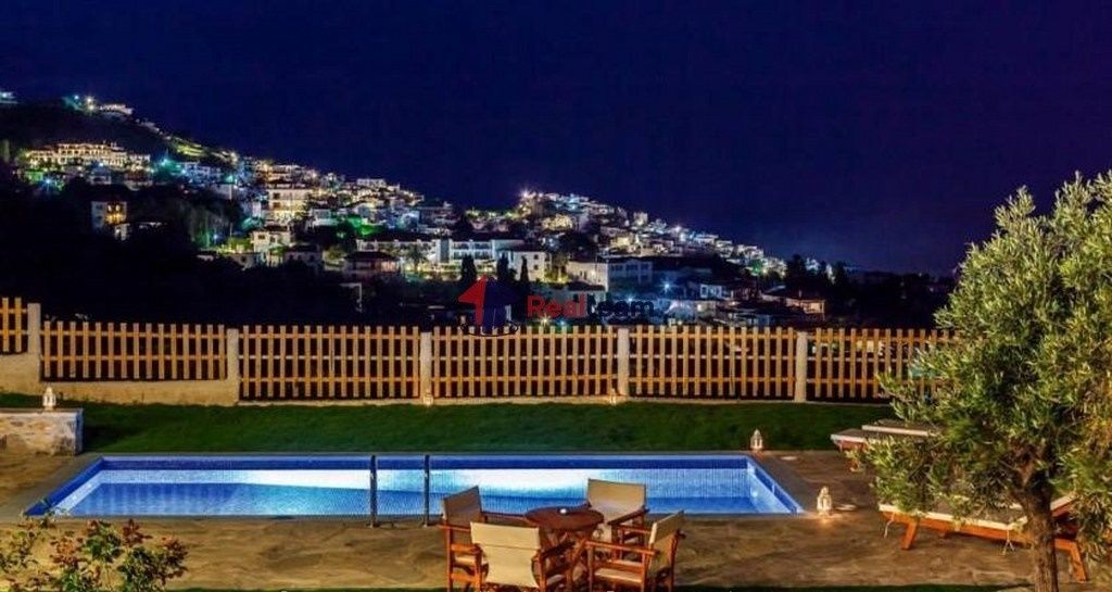 Property photo 2 of 25