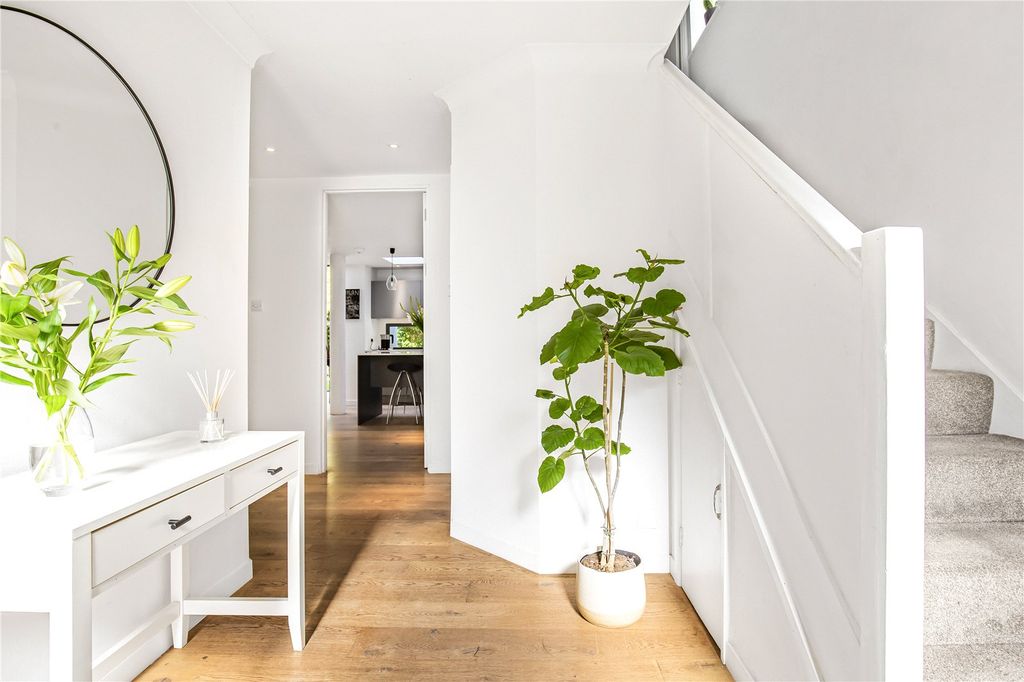 Property photo 3 of 14 Hallway