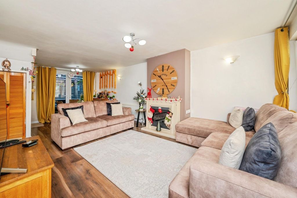 Property photo 2 of 16 21Leyfields-16.Jpg