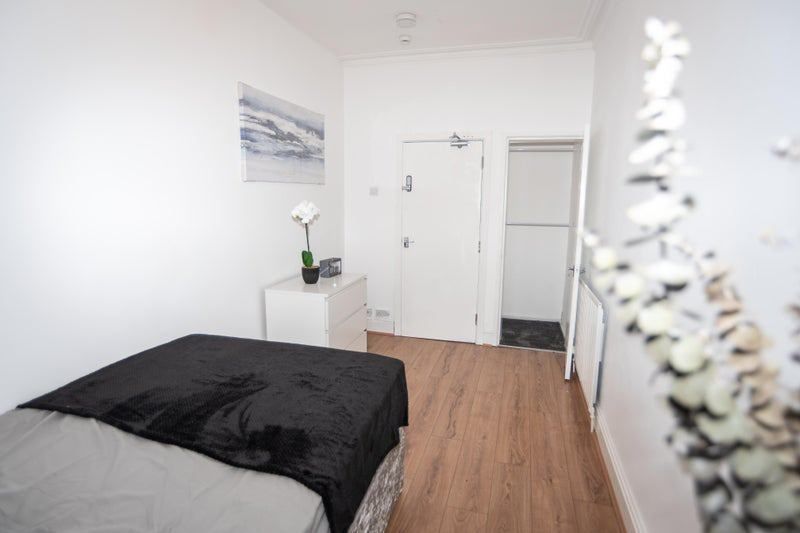 Property photo 1 of 12 Bright, Simply Furnished Single Bedroom With Neutr...