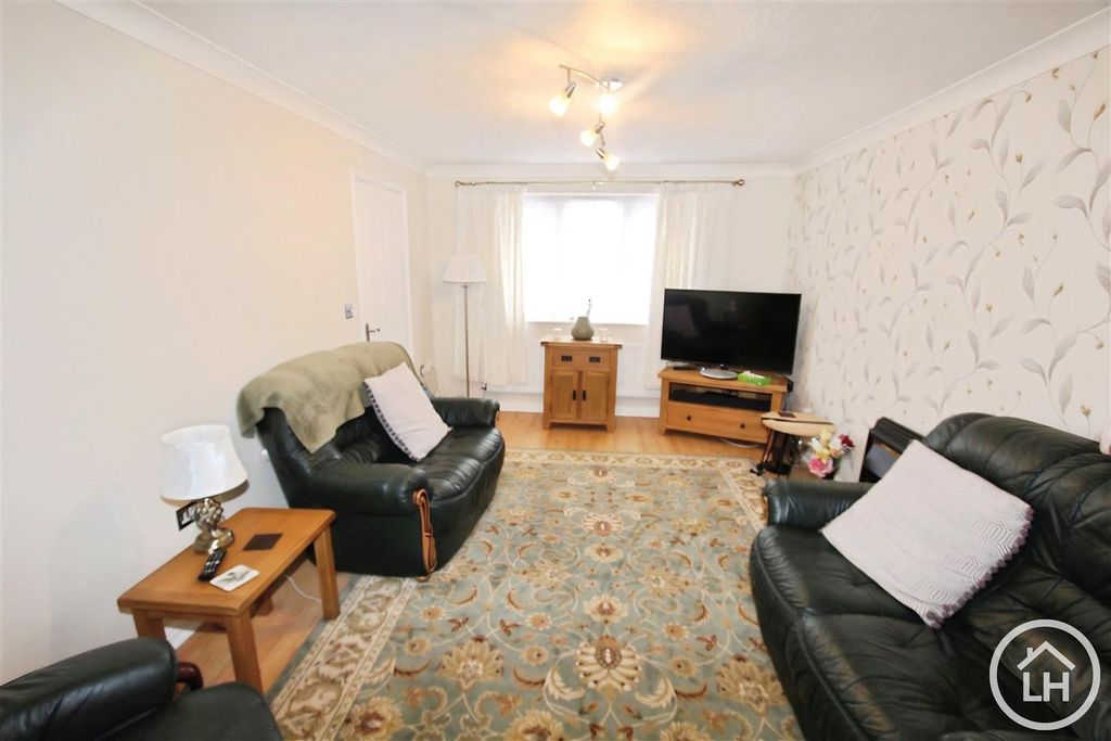 Property photo 3 of 10 Lounge