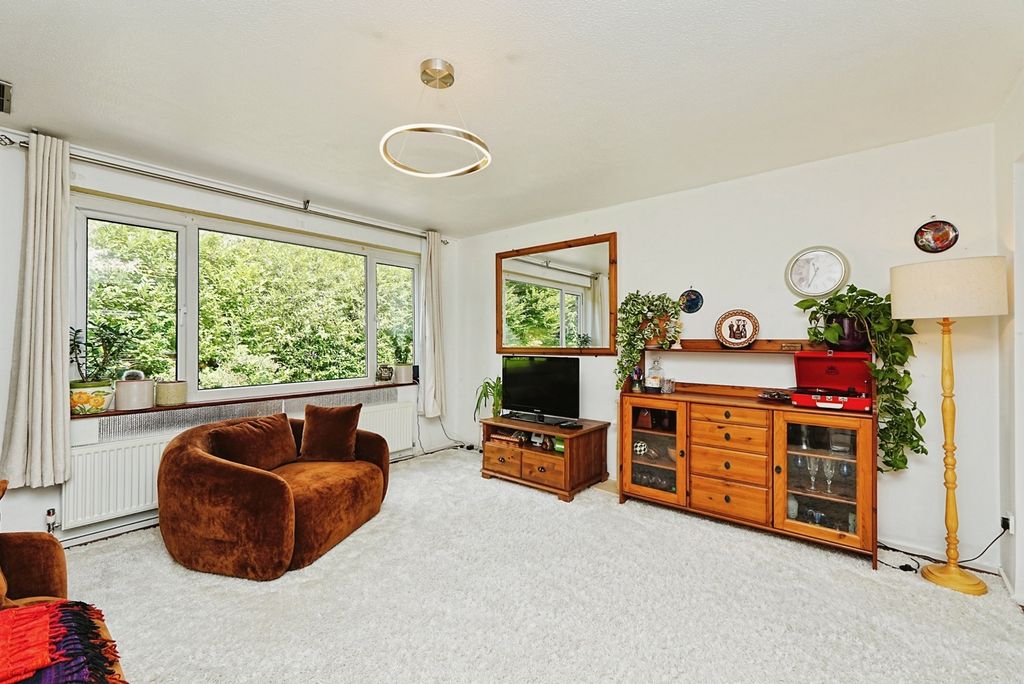 Property photo 3 of 11 Lounge