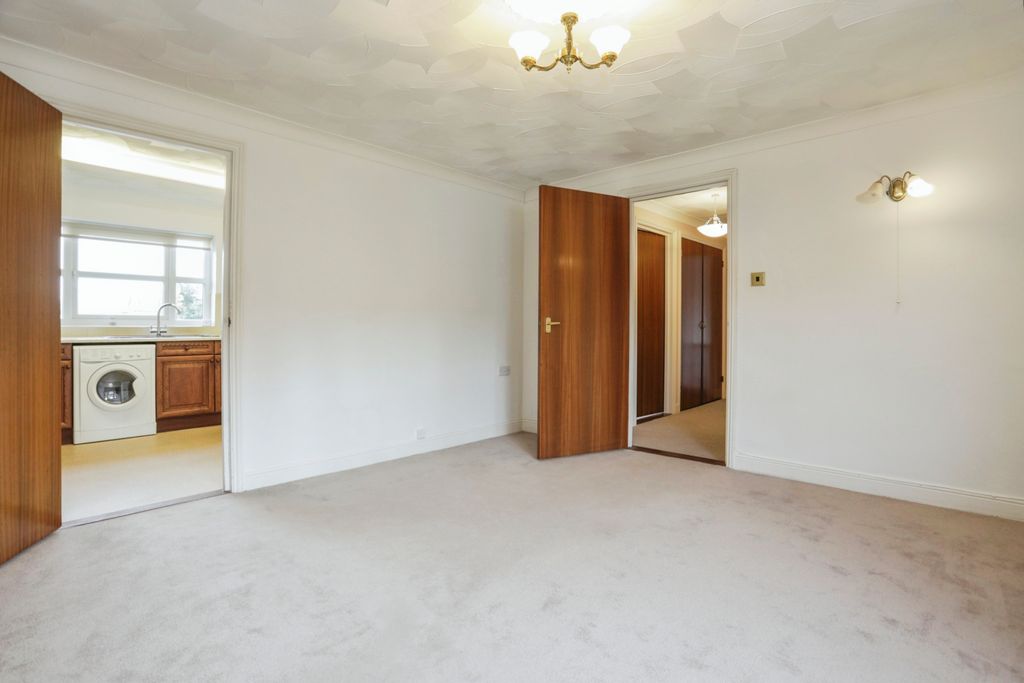 Property photo 1 of 11 Lounge