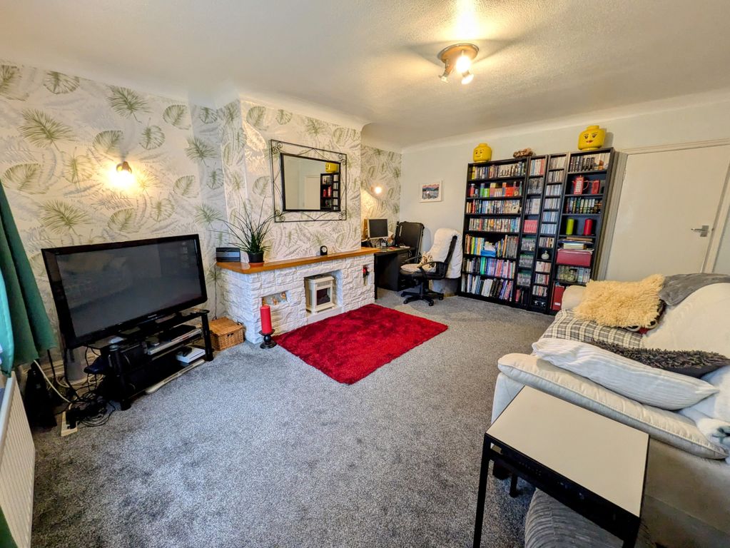 Property photo 3 of 16 Lounge