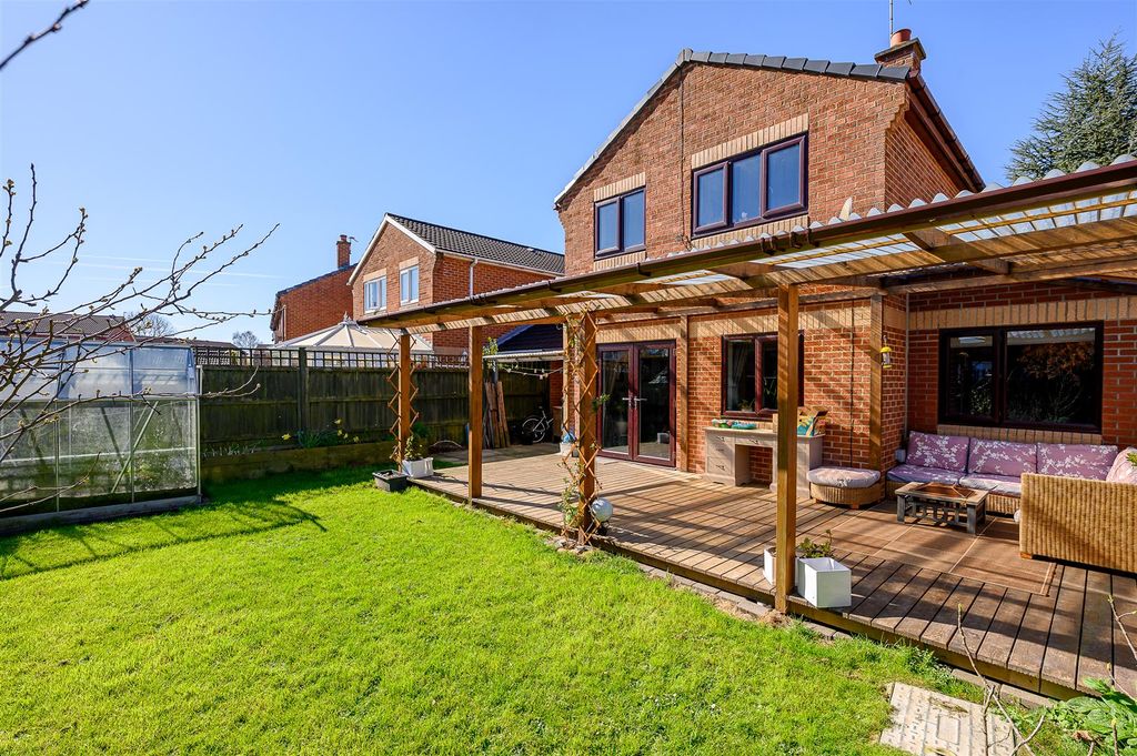 Property photo 2 of 18 Garden