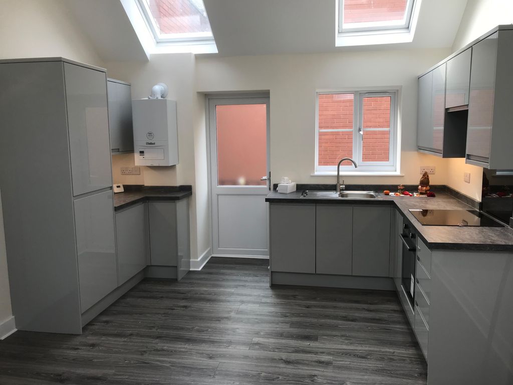Property photo 2 of 7 Kitchen