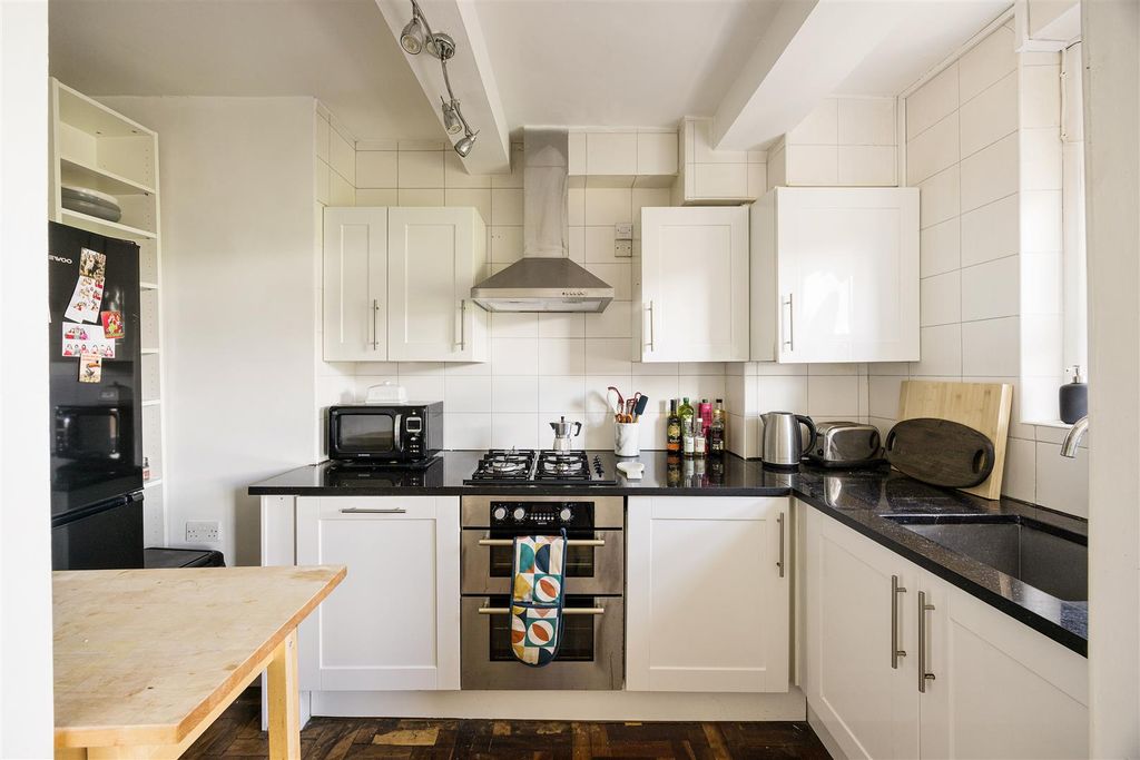 Property photo 3 of 25 Wilmot Street, E2