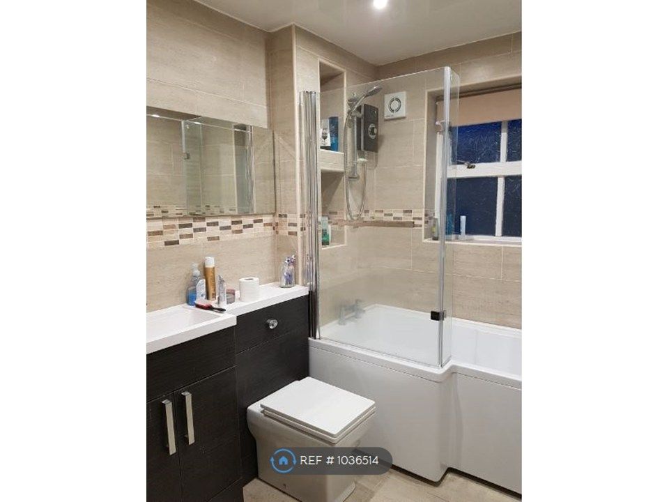 Property photo 2 of 10 Bathroom
