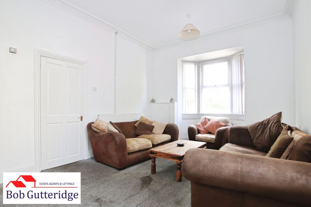 Property photo 2 of 37 Bay Fronted Lounge
