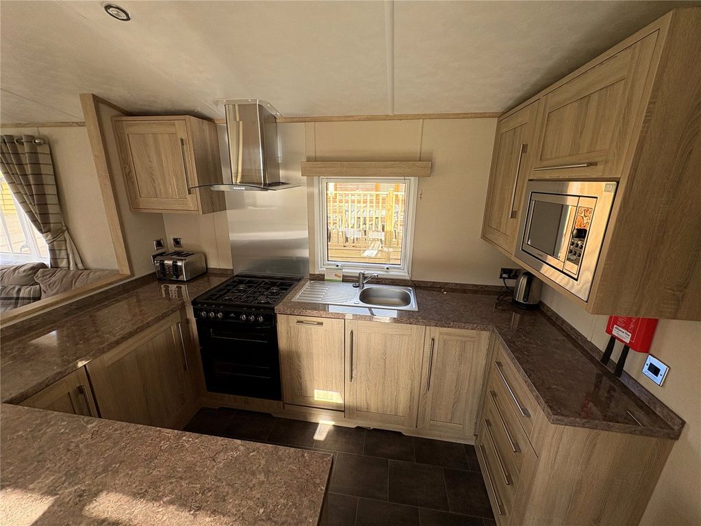 Property photo 3 of 18 Kitchen