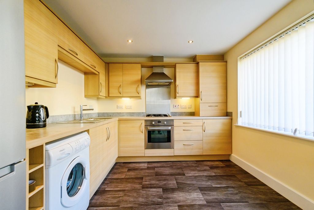 Property photo 3 of 16 Kitchen