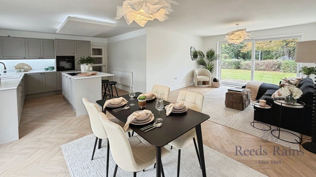 Property photo 2 of 16 Open Plan Lounge