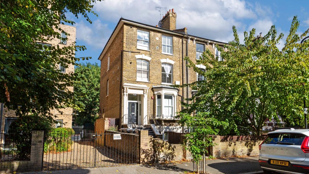 Property photo 1 of 12 Flat C, 32 Navarino Road, Hackney, London E8 1Ad